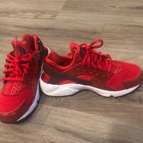 red huaraches size 6